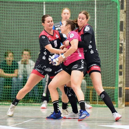 Maria Ines Da Silva Pereira (HSG Bad Wildungen Vipers) (am Ball), Lisa Friedberger (HSG Bensheim Auerbach) (L) und Ines Ivancok (HSG Bensheim Auerbach) ,GER, HSG Bad Wildungen Vipers - HSG Bensheim Auerbach, Handball, 1. Bundesliga Frauen, 19.10.2019, GER, HSG Bad Wildungen Vipers - HSG Bensheim Auerbach, Handball, 1. Liga Frauen, 19.10.2019 Bad Wildungen Copyright: xEIBNER RolandxSippelx EP_RSL