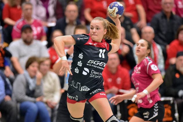 Sarah Dekker (HSG Bensheim Auerbach) beim Wurf; Maria Ines Da Silva Pereira (HSG Bad Wildungen Vipers) (hinten) ,GER, HSG Bad Wildungen Vipers - HSG Bensheim Auerbach, Handball, 1. Bundesliga Frauen, 19.10.2019, GER, HSG Bad Wildungen Vipers - HSG Bensheim Auerbach, Handball, 1. Liga Frauen, 19.10.2019 Bad Wildungen Copyright: xEIBNER RolandxSippelx EP_RSL