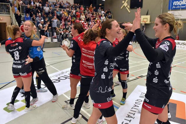 Jubel, Freude nach dem Sieg; Sarah van Gulik (HSG Bensheim Auerbach) (L) und Ines Ivancok (R, vorne) ,GER, HSG Bad Wildungen Vipers - HSG Bensheim Auerbach, Handball, 1. Bundesliga Frauen, 19.10.2019, GER, HSG Bad Wildungen Vipers - HSG Bensheim Auerbach, Handball, 1. Liga Frauen, 19.10.2019 Bad Wildungen Copyright: xEIBNER RolandxSippelx EP_RSL