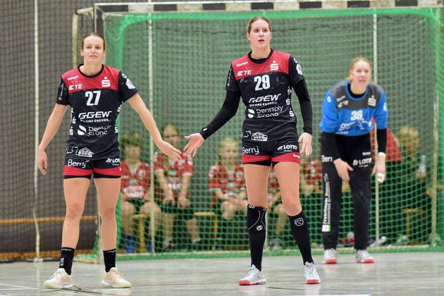 Julia Maidhof (HSG Bensheim Auerbach) (L), Ines Ivancok (R), Helen van Beurden (Torfrau HSG Bensheim Auerbach) (hinten) ,GER, HSG Bad Wildungen Vipers - HSG Bensheim Auerbach, Handball, 1. Bundesliga Frauen, 19.10.2019, GER, HSG Bad Wildungen Vipers - HSG Bensheim Auerbach, Handball, 1. Liga Frauen, 19.10.2019 Bad Wildungen Copyright: xEIBNER RolandxSippelx EP_RSL