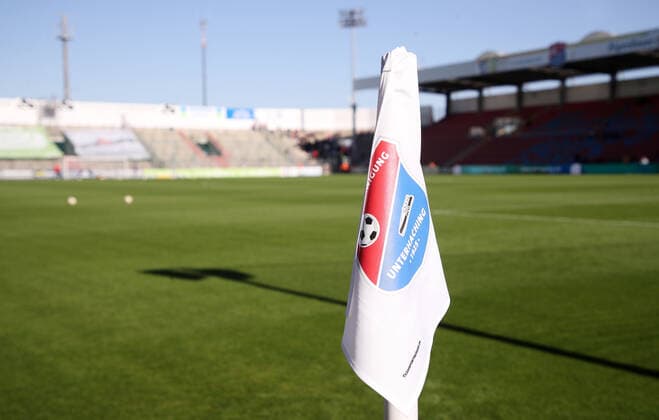 Fußball, Stadiongeschichte SpVgg Unterhaching Unterhaching, 26.10.2019, Sportpark Unterhaching, 3.Liga, 13.Spieltag , SpVgg Unterhaching vs. FSV Zwickau 0:0 , Im Bild; Stadionansicht mit Eckfahne. , Gemäß den Vorgaben der DFB Deutscher Fussballbund ist es untersagt, in dem Stadion und oder vom Spiel angefertigte Fotoaufnahmen in Form von Sequenzbildern und oder videoähnlichen Fotostrecken zu verwerten bzw. verwerten zu lassen. ,