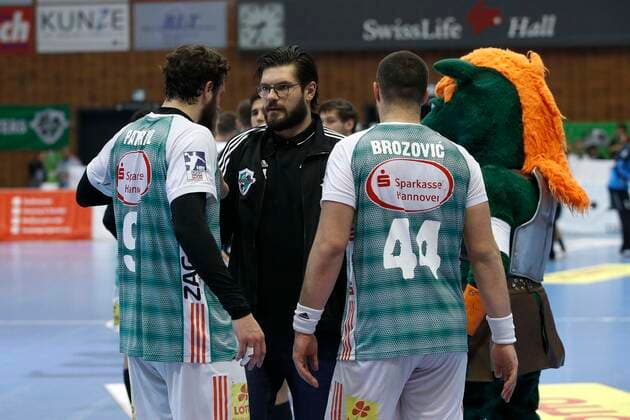 31.10.2019, Swiss Life Hall, Hannover, Ligaspiel, 1. Liga, TSV Hannover-Burgdorf vs HSG Nordhorn-Lingen, im Bild Mait Patrail (9, Han.-Burgdorf), der verletzte Evgeni Pevnov (14, Han.-Burgdorf) und Ilija Brozovic (44, Han.-Burgdorf) nach dem knappen Sieg TSV Hannover-Burgdorf vs HSG Nordhorn-Lingen