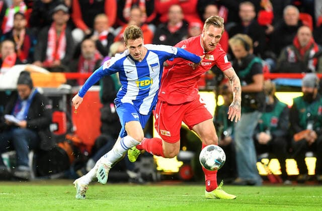 Lukas Klünter (Hertha BSC), beim Zweikampf mit Sebastian Polter (Union), 1. FC Union Berlin - Hertha BSC Berlin 1.Bundesliga 2019 2020, Saison 2019 2020, Fußball, Fussball, DFL, soccer, Herren, Deutschland, Germany, Berlin, 1.11.2019 Stadion Alte Foersterei DFL REGULATIONS PROHIBIT ANY USE OF PHOTOGRAPHS AS IMAGE SEQUENCES AND OR QUASI-VIDEO