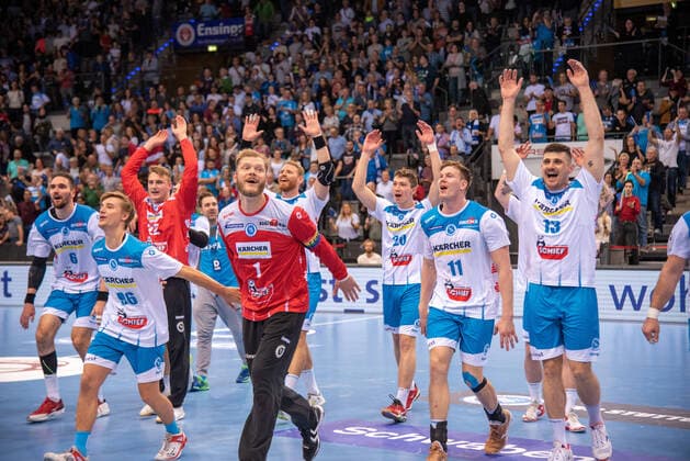Jubel und Freude bei Dominik Weiss, Torwart Nick Lehmann, Tim Wieling, Manuel Späth, Torwart Johannes Jogi Bittner, Fynn-Luca Nicolaus, Adam Lönn und Robert Markotic (TVB 1898 Stuttgart). Deutschland, Stuttgart, 02.11.2019, HaBa, BuLi: TVB 1898 Stuttgart vs SG Flensburg-Handewitt, Porsche Arena