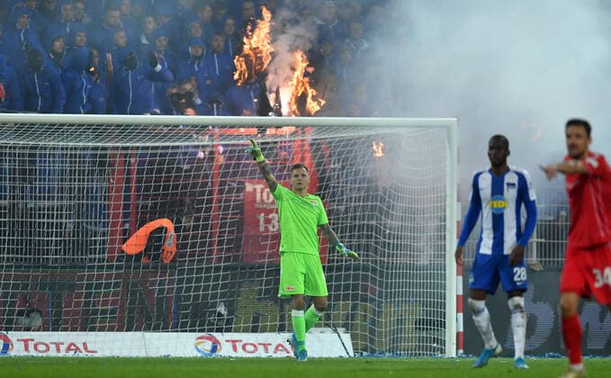 Rafael Gikiewicz (Torwart Union), im Tor, hinten wird im Hertha-Block gezündelt 1. FC Union Berlin - Hertha BSC Berlin 1.Bundesliga 2019 2020, Saison 2019 2020, Fußball, Fussball, DFL, soccer, Herren, Deutschland, Germany, Berlin, 1.11.2019 Stadion Alte Foersterei DFL REGULATIONS PROHIBIT ANY USE OF PHOTOGRAPHS AS IMAGE SEQUENCES AND OR QUASI-VIDEO