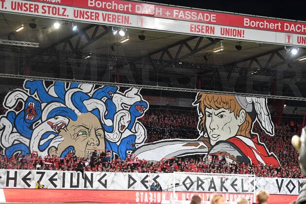 Die Union-Fans mit einer Choreographie vor dem Spiel 1. FC Union Berlin - Hertha BSC Berlin 1.Bundesliga 2019 2020, Saison 2019 2020, Fußball, Fussball, DFL, soccer, Herren, Deutschland, Germany, Berlin, 1.11.2019 Stadion Alte Foersterei DFL REGULATIONS PROHIBIT ANY USE OF PHOTOGRAPHS AS IMAGE SEQUENCES AND OR QUASI-VIDEO