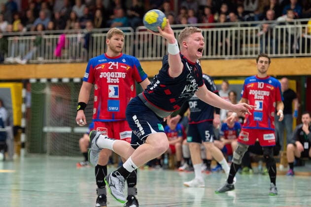 v.li. Dominic Fischer (TSG Soeflingen 24), Sascha Marquardt (SG H2Ku Herrenberg 18), SG H2Ku Herrenberg vs. TSG Soeflingen, Handball, BWOL, Maenner, GER, 02.11.2019, SG H2Ku Herrenberg vs. TSG Soeflingen, Handball, BWOL, Maenner, GER, 02.11.2019 Herrenberg