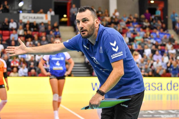 DVV-Pokal Allianz MTV Stuttgart vs NawaRo Straubing 02.11.2019 Allianz MTV Stuttgart, Volleyball, Bundesliga, Damen, Saison 2019 20, in blau, gegen NawaRo Straubing (in orange), DVV-Pokal, Achtelfinale, Stuttgarts Trainer Giannis Athanasopoulos, Copyright: xBEAUTIFULxSPORTS TomxBlochx
