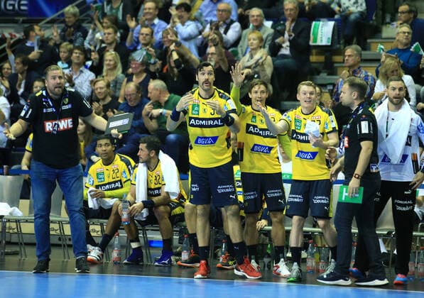 GER, DHB, 1.HBL, FUECHSE BERLIN VS. Rhein-Neckar Loewen 03.11.2019, Max Schmeling Halle, Berlin, GER, DHB, 1.HBL, FUECHSE BERLIN VS. Rhein-Neckar Loewen, DHB regulations prohibit any use of photographs as image sequences and or quasi-video im Bild Oliver Roggisch (Rhein-Neckar Loewen), Gedeon Guardiola (Rhein-Neckar Loewen 30), Jerry Tollbring (Rhein-Neckar Loewen 17), Tim Ganz (Rhein-Neckar Loewen 77), Trainer Kristjan Andersson (Rhein-Neckar Loewen)