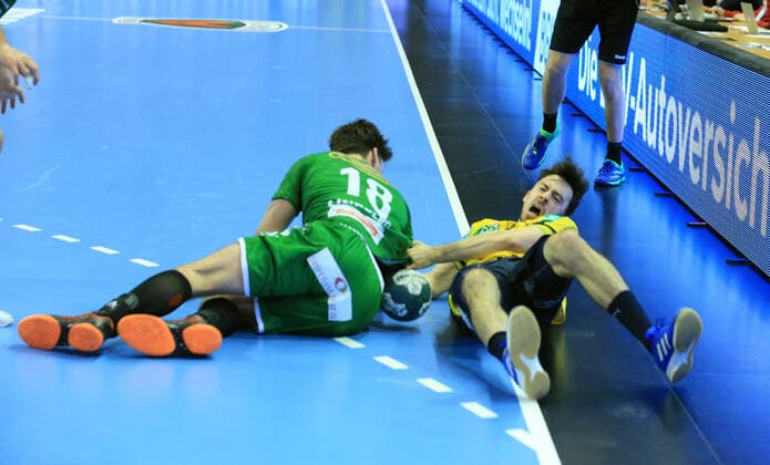 GER, DHB, 1.HBL, FUECHSE BERLIN VS. Rhein-Neckar Loewen 03.11.2019, Max Schmeling Halle, Berlin, GER, DHB, 1.HBL, FUECHSE BERLIN VS. Rhein-Neckar Loewen, DHB regulations prohibit any use of photographs as image sequences and or quasi-video im Bild Hans Lindberg (Fuechse Berlin 18), Patrick Groetzki (Rhein-Neckar Loewen 24)