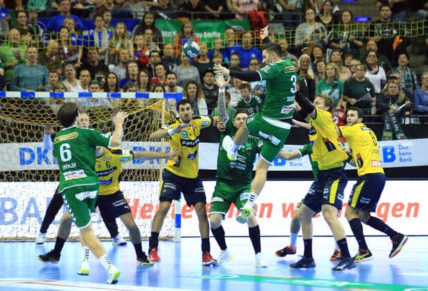GER, DHB, 1.HBL, FUECHSE BERLIN VS. Rhein-Neckar Loewen 03.11.2019, Max Schmeling Halle, Berlin, GER, DHB, 1.HBL, FUECHSE BERLIN VS. Rhein-Neckar Loewen, DHB regulations prohibit any use of photographs as image sequences and or quasi-video im Bild Fabian Wiede (Fuechse Berlin 3), Johan Koch (Fuechse Berlin 77), Jacob Tandrup Holm (Fuechse Berlin 6), Jesper Nielsen (Rhein-Neckar Loewen 36), Ilija Abutovic (Rhein-Neckar Loewen 20), Romain Lagarde (Rhein-Neckar Loewen 8)