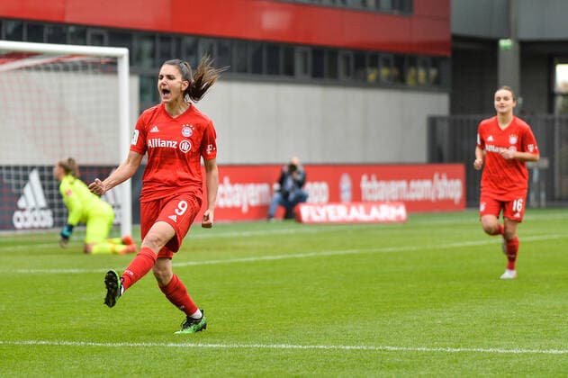 Torjubel FC Bayern Müpnchen, Torschützin Jovana Damnjanovic (FC Bayern München) jubelt nach ihrem Tor zum 1:0, Pauline Nelles (Torwart 1. FC Köln), Lina Magull (FC Bayern München) München, Deutschland, 03.11.2019, 03.11.2019, München, Fussball, 1. Bundesliga, FC Bayern München - 1. FC Köln, DFB DFL REGULATIONS PROHIBIT ANY USE OF PHOTOGRAPHS AS IMAGE SEQUENCES AND OR QUASI-VIDEO.