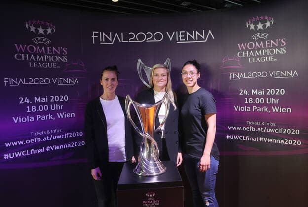 WOMEN SOCCER - CL, final, press conference, PK, Pressekonferenz VIENNA,AUSTRIA,04.NOV.19 - WOMEN SOCCER - UEFA Women s Champions League, final, preview, press conference. Image shows Viktoria Schnaderbeck (Arsenal), Carina Wenninger (Bayern Muenchen) and Manuela Zinsberger (Arsenal). GEPAxpictures xChristianxOrt