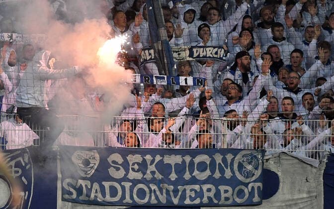 Die Hertha-Fans zünden Bengalos und Feuerwerk während des Spiels 1. FC Union Berlin - Hertha BSC Berlin 1.Bundesliga 2019 2020, Saison 2019 2020, Fußball, Fussball, DFL, soccer, Herren, Deutschland, Germany, Berlin, 1.11.2019 Stadion Alte Foersterei DFL REGULATIONS PROHIBIT ANY USE OF PHOTOGRAPHS AS IMAGE SEQUENCES AND OR QUASI-VIDEO