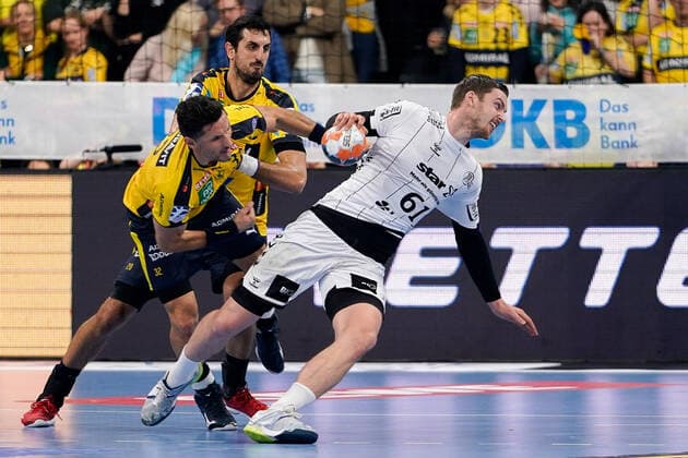 v.li.: Alexander Petersson (RNL, 32), Ilija Abutovic (RNL, 20), Hendrik Pekeler (THW, 61), Zweikampf, Spielszene, Duell, duel, tackle, tackling, Dynamik, Action, Aktion, 07.11.2019, Mannheim (Deutschland), Handball, Bundesliga, Rhein-Neckar Löwen - THW Kiel