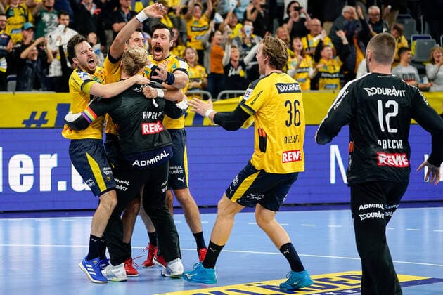 v.li.: Patrick Groetzki (RNL, 24), Ilija Abutovic (RNL, 20), Mikael Alf Appelgren (Torwart, RNL, 1), Gedeon Guardiola (RNL, 30), Jesper Nielsen (RNL, 36), Andreas Palicka (Torwart, RNL, 12), Jubel nach dem Schlusspfiff, Sieg, Sieger, Gewinner, jubelt, jubeln, Freude, optimistisch, Highlight, Action, Aktion, Spieler der Rhein-Neckar-Löwen, 07.11.2019, Mannheim (Deutschland), Handball, Bundesliga, Rhein-Neckar Löwen - THW Kiel
