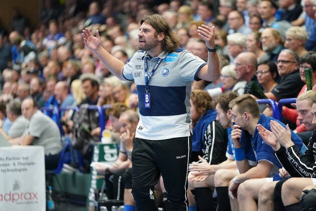 GER, 1. HBL. Herren, Bergischer HC vs. HC Erlangen 07.11.2019, Klingenhalle, Solingen, GER, 1. HBL. Herren, Bergischer HC vs. HC Erlangen, im Bild picture shows: Sebastian Hinze Chef-Trainer (BHC), regt sich heftig auf, Gestik, Mimik,