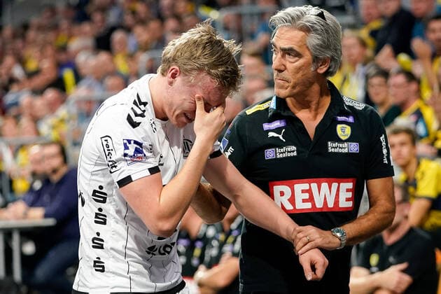 Gisli Thorgeir Kristjansson (THW, 11) und ein Betreuer der Rhein-Neckar Löwen, verletzt, Verletzung, Verletzungspause, Action, Aktion, Spielszene, enttäuscht schauend, Enttäuschung, Frustration, disappointed, pessimistisch, 07.11.2019, Mannheim (Deutschland), Handball, Bundesliga, Rhein-Neckar Löwen - THW Kiel