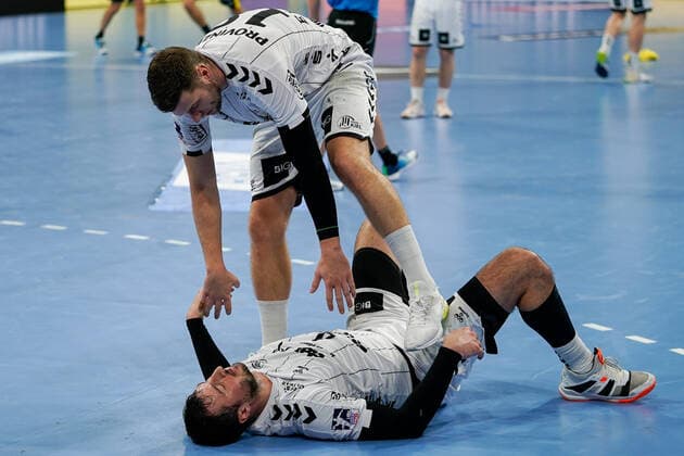 v.li.: Niclas Ekberg (THW, 18) und Domagoj Duvnjak (THW, 4, am Boden), enttäuscht über die Niederlage, Enttäuschung nach dem Schlusspfiff, Highlight, Verlierer, verloren, Frustration, disappointed, pessimistisch, 07.11.2019, Mannheim (Deutschland), Handball, Bundesliga, Rhein-Neckar Löwen - THW Kiel