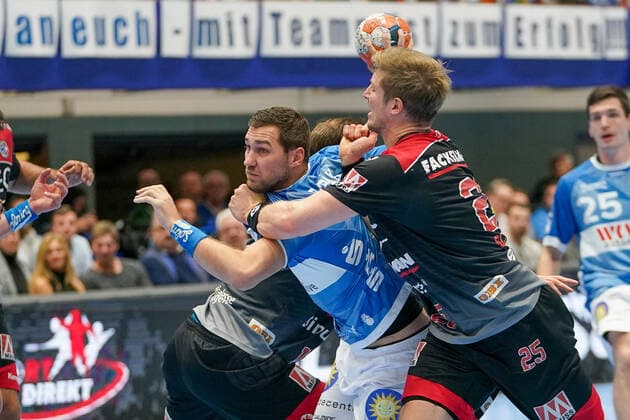 GER, 1. HBL. Herren, Bergischer HC vs. HC Erlangen 07.11.2019, Klingenhalle, Solingen, GER, 1. HBL. Herren, Bergischer HC vs. HC Erlangen, im Bild picture shows: Tomas Babak (BHC 19), wird ovn Jan Schäffer Schaeffer (HC Erlangen 25), in die Mangel genommen
