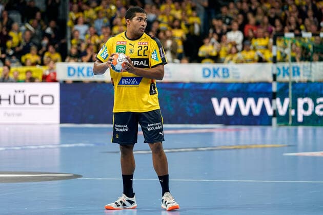 Mads Mensah Larsen (RNL, 22), am Ball, Freisteller, Ganzkörper, Einzelbild, Aktion, Action, 07.11.2019, Mannheim (Deutschland), Handball, Bundesliga, Rhein-Neckar Löwen - THW Kiel