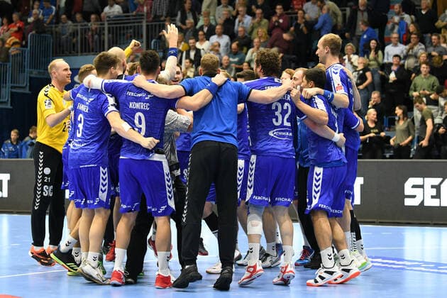 Jubel ueber den Derbysieg gegen die TuS Fensdorf beim VfL Gummersbach, ,, VfL Gummersbach - TuS Ferndorf, Maenner, 2. Liga, Liqui Moly Handball Bundesliga, 11. Spieltag, 07.11.2019, - VfL Gummersbach - TuS Ferndorf, Handball, Liqui Moly 2. Handball Bundesliga, Maenner, Spielzeit 2019 20 Gummersbach Copyright: xAugstx xEibner-Pressefotox EP_jat