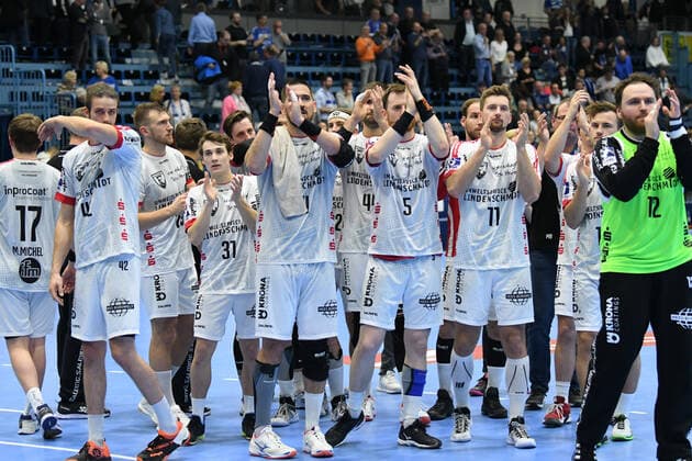 Enttaeuschte Spieler der TuS Fensdorf bedanken sich bei ihren mitgereisten Fans, , VfL Gummersbach - TuS Ferndorf, Maenner, 2. Liga, Liqui Moly Handball Bundesliga, 11. Spieltag, 07.11.2019, - VfL Gummersbach - TuS Ferndorf, Handball, Liqui Moly 2. Handball Bundesliga, Maenner, Spielzeit 2019 20 Gummersbach Copyright: xAugstx xEibner-Pressefotox EP_jat
