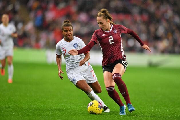 Zweikampf, Spielszene, Duell, duel, tackle, tackling, Dynamik, Action, Nikita Parris(England , Lionesses) (7) versucht an den Ball von Sophia Kleinherne (Deutschland, DFB Frauen) (2) zu kommen, 09.11.2019, London (England), Fussball, Freundschaftsspiel - England - Deutschland