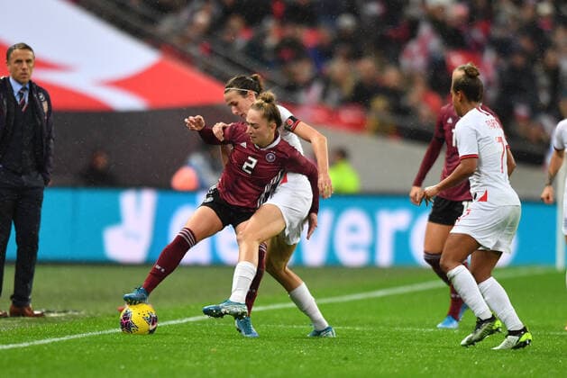 Zweikampf, Spielszene, Duell, duel, tackle, tackling, Dynamik, Action, Sophia Kleinherne (Deutschland, DFB Frauen) (2) Jill Scott (England , Lionesses) (8), 09.11.2019, London (England), Fussball, Freundschaftsspiel - England - Deutschland