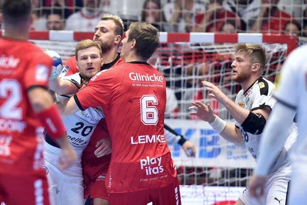 Kein Durchkommn fuer Philipp Weber (SC DHfK Leipzig) (am Ball), Julius Kuehn (MT Melsungen) (hinten), Finn Lemke (NR 6) , GER, MT Melsungen - SC DHfK Leipzig, Handball, 1. Bundesliga Maenner, 09.11.2019, GER, MT Melsungen - SC DHfK Leipzig, Handball, 1. Liga Maenner, 09.11.2019 Kassel Copyright: xSippel xEibner-Pressefotox EP_rsl