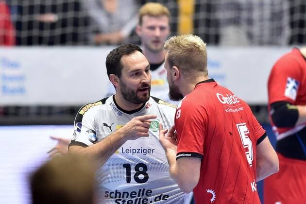 Disput, Diskussion zwischen Philipp Mueller (SC DHfK Leipzig) (L) und Julius Kuehn (MT Melsungen) , GER, MT Melsungen - SC DHfK Leipzig, Handball, 1. Bundesliga Maenner, 09.11.2019, GER, MT Melsungen - SC DHfK Leipzig, Handball, 1. Liga Maenner, 09.11.2019 Kassel Copyright: xSippel xEibner-Pressefotox EP_rsl