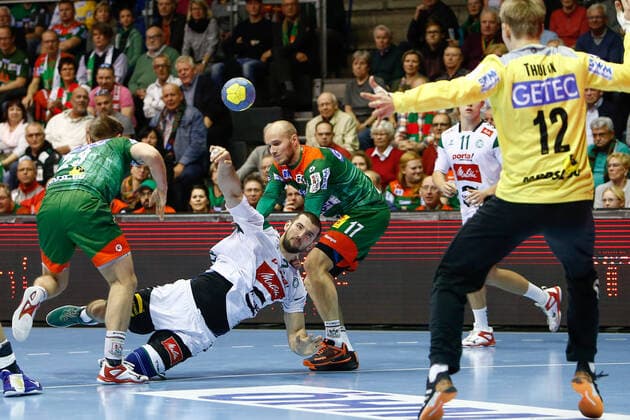 10.11.2019, xtgx, Handball Liqui Moly HBL, SC Magdeburg - GWD Minden emspor, v.l. Albin Lagergren (Magdeburg, 23), Lucas Meister (Minden, 2), Tim Hornke (Magdeburg, 17 Zweikampf, Duell, Kampf, tackle wirft Tor, Torschütze, erzielt Tor, Treffer, scores the goal GETEC Arena