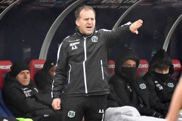 Asif SARIC ,Trainer (Hannover96), Gestik,gibt Anweisungen, Einzelbild,angeschnittenes Einzelmotiv,Halbfigur,halbe Figur. Fussball 2. Bundesliga, 13.Spieltag,Spieltag13, 1.FC Heidenheim-Hannover 96 4-0. am 10.11.2019 in Heidenheim VOITH ARENA. DFL REGULATIONS PROHIBIT ANY USE OF PHOTOGRAPHS AS IMAGE SEQUENCES AND OR QUASI-VIDEO.