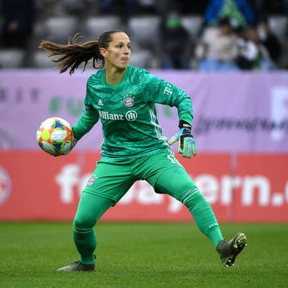 Laura Benkarth (Torwart, Torfrau, FC Bayern München, FCB, 1) Freisteller, Ganzkörper, Einzelbild, Aktion, Action, 16.11.2019, München (Deutschland), Fussball, DFB-Pokal der Frauen, Achtelfinale, FC Bayern München - VfL Wolfsburg, DFB DFL REGULATIONS PROHIBIT ANY USE OF PHOTOGRAPHS AS IMAGE SEQUENCES AND OR QUASI-VIDEO.