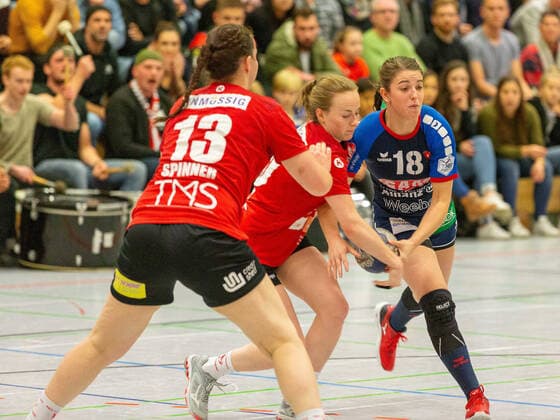 Carolin Spinner (HSG Freiburg 13), Rebecca Duerr (HSG Freiburg 10) und Lea Neubrander (SG H2Ku Herrenberg 18) HSG Freiburg - SG H2Ku Herrenberg, Frauen, Handball, 2. Bundesliga, 9. Spieltag, Saison 2019 2020, 16.11.2019, GER, HSG Freiburg - SG H2Ku Herrenberg, Frauen, Handball, 2. Bundesliga, 9. Spieltag, Saison 2019 2020, 16.11.2019, Freiburg (Breisgau) Copyright: xEibner-Pressefoto DimitrixDrofitx EP_ddh