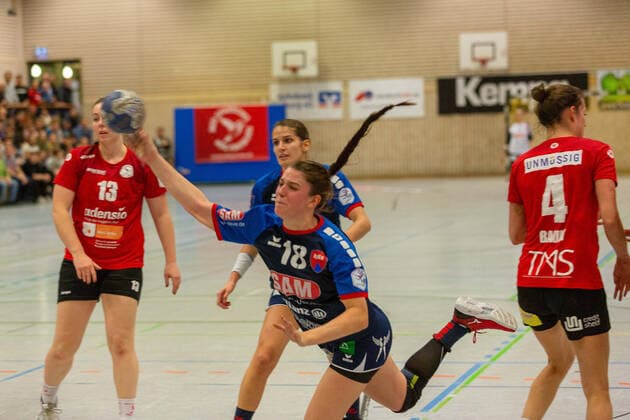 Lea Neubrander (SG H2Ku Herrenberg 18) im Angriff HSG Freiburg - SG H2Ku Herrenberg, Frauen, Handball, 2. Bundesliga, 9. Spieltag, Saison 2019 2020, 16.11.2019, GER, HSG Freiburg - SG H2Ku Herrenberg, Frauen, Handball, 2. Bundesliga, 9. Spieltag, Saison 2019 2020, 16.11.2019, Freiburg (Breisgau) Copyright: xEibner-Pressefoto DimitrixDrofitx EP_ddh