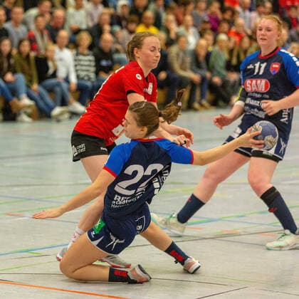 Rebecca Duerr (HSG Freiburg 10) und Marie-Christine Beddies (SG H2Ku Herrenberg 22) HSG Freiburg - SG H2Ku Herrenberg, Frauen, Handball, 2. Bundesliga, 9. Spieltag, Saison 2019 2020, 16.11.2019, GER, HSG Freiburg - SG H2Ku Herrenberg, Frauen, Handball, 2. Bundesliga, 9. Spieltag, Saison 2019 2020, 16.11.2019, Freiburg (Breisgau) Copyright: xEibner-Pressefoto DimitrixDrofitx EP_ddh