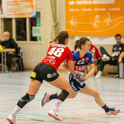 Jessica Peter (HSG Freiburg 48) und Marie-Christine Beddies (SG H2Ku Herrenberg 22) HSG Freiburg - SG H2Ku Herrenberg, Frauen, Handball, 2. Bundesliga, 9. Spieltag, Saison 2019 2020, 16.11.2019, GER, HSG Freiburg - SG H2Ku Herrenberg, Frauen, Handball, 2. Bundesliga, 9. Spieltag, Saison 2019 2020, 16.11.2019, Freiburg (Breisgau) Copyright: xEibner-Pressefoto DimitrixDrofitx EP_ddh