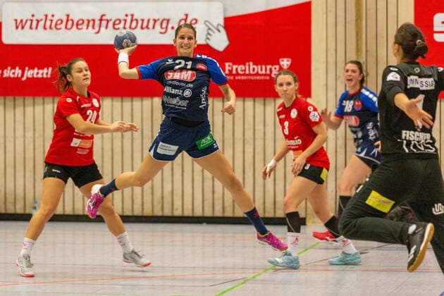 Leonie Hartl (HSG Freiburg 24) und Sarka Marcikova (SG H2Ku Herrenberg 21) HSG Freiburg - SG H2Ku Herrenberg, Frauen, Handball, 2. Bundesliga, 9. Spieltag, Saison 2019 2020, 16.11.2019, GER, HSG Freiburg - SG H2Ku Herrenberg, Frauen, Handball, 2. Bundesliga, 9. Spieltag, Saison 2019 2020, 16.11.2019, Freiburg (Breisgau) Copyright: xEibner-Pressefoto DimitrixDrofitx EP_ddh