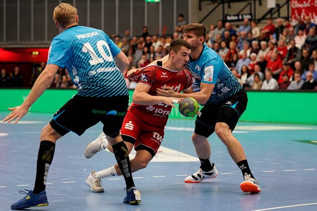 v.li.: Patrick Miedema (HSG Nordhorn, 10), Jerome Müller (Die Eulen, 27), Georg Pöhle (HSG Nordhorn, 94), Zweikampf, Spielszene, Duell, duel, tackle, tackling, Dynamik, Action, Aktion, 17.11.2019, Ludwigshafen am Rhein (Deutschland), Handball, Bundesliga, TSG Ludwigshafen-Friesenheim (Die Eulen) - HSG Nordhorn-Lingen