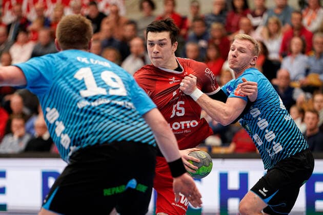 v.li.: Luca de Boer (HSG Nordhorn, 19), Azat Valiullin (Die Eulen, 55), Julian Possehl (HSG Nordhorn, 48), Zweikampf, Spielszene, Duell, duel, tackle, tackling, Dynamik, Action, Aktion, 17.11.2019, Ludwigshafen am Rhein (Deutschland), Handball, Bundesliga, TSG Ludwigshafen-Friesenheim (Die Eulen) - HSG Nordhorn-Lingen