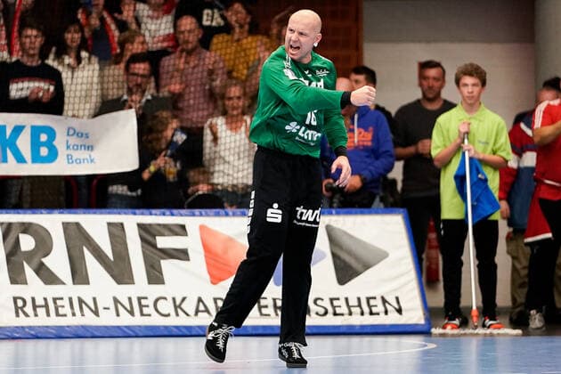 Gorazd Skof (Torwart, Die Eulen, 16), Jubel, jubeln, jubelt, celebration, Freude, zuversichtlich, optimistisch, Spielszene, Freisteller, Ganzkörper, Einzelbild, Aktion, Action, Neuzugang, 17.11.2019, Ludwigshafen am Rhein (Deutschland), Handball, Bundesliga, TSG Ludwigshafen-Friesenheim (Die Eulen) - HSG Nordhorn-Lingen