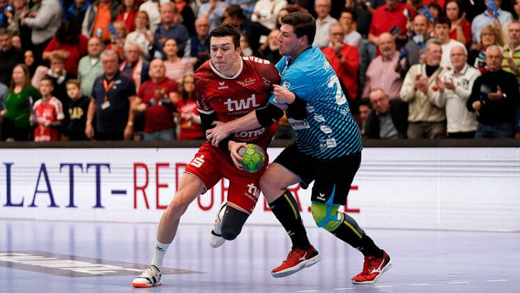 v.li.: Azat Valiullin (Die Eulen, 55), Philipp Vorlicek (HSG Nordhorn, 22), Zweikampf, Spielszene, Duell, duel, tackle, tackling, Dynamik, Action, Aktion, 17.11.2019, Ludwigshafen am Rhein (Deutschland), Handball, Bundesliga, TSG Ludwigshafen-Friesenheim (Die Eulen) - HSG Nordhorn-Lingen