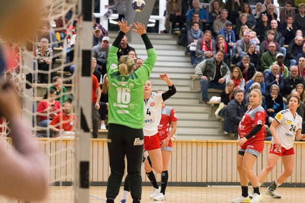 1. FSV Mainz 05 - HSG Bensheim-Auerbach,17.11.2019,GER, im Jessica Kockler,(HSG Bensheim-Auerbach, 16)Carina Gangel,(1.FSV Mainz05, 4), Scherbaum Eibner-Pressefoto GER,Handball, 1. BL Frauen,7. Spieltag, 17.11.2019, Sporthalle Wiesbaden, Klarenthaler Str., Wiesbaden Copyright: xUlrichxScherbaum Eibner-Pressefotox EP_usm