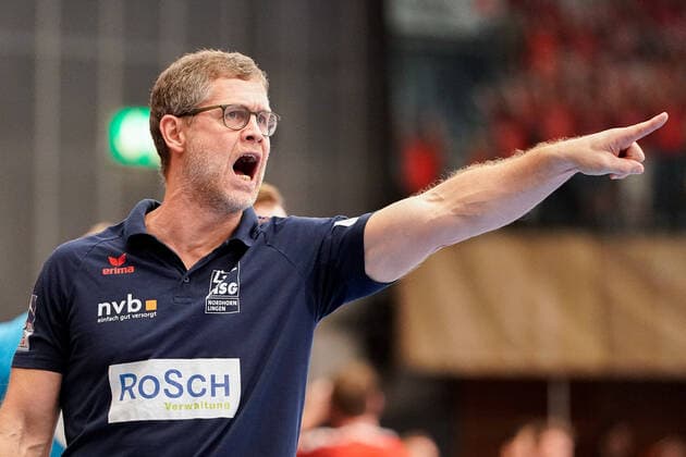 Geir Sveinsson (Trainer, Cheftrainer, HSG Nordhorn), gibt Anweisungen, gestikuliert, mit den Armen gestikulieren, gives instructions, gesticulate, Einzelbild, Aktion, Action, 17.11.2019, Ludwigshafen am Rhein (Deutschland), Handball, Bundesliga, TSG Ludwigshafen-Friesenheim (Die Eulen) - HSG Nordhorn-Lingen