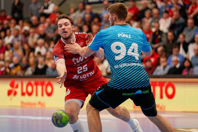 v.li.: Dominik Mappes (Die Eulen, 25), Georg Pöhle (HSG Nordhorn, 94), Zweikampf, Spielszene, Duell, duel, tackle, tackling, Dynamik, Action, Aktion, 17.11.2019, Ludwigshafen am Rhein (Deutschland), Handball, Bundesliga, TSG Ludwigshafen-Friesenheim (Die Eulen) - HSG Nordhorn-Lingen