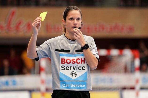 Schiedsrichterin Maike Merz zückt die Gelbe Karte, Verwarnung, yellow card, Action, Aktion, Spielszene, Einzelbild, 17.11.2019, Ludwigshafen am Rhein (Deutschland), Handball, Bundesliga, TSG Ludwigshafen-Friesenheim (Die Eulen) - HSG Nordhorn-Lingen