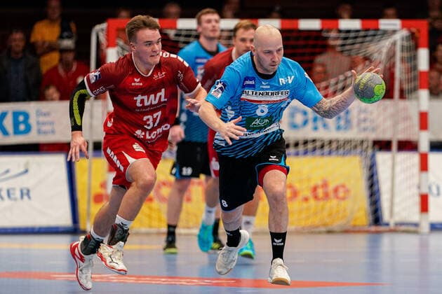 v.li.: Max Neuhaus (Die Eulen, 37), Robert Weber (HSG Nordhorn, 8), Aktion, Action, Spielszene, 17.11.2019, Ludwigshafen am Rhein (Deutschland), Handball, Bundesliga, TSG Ludwigshafen-Friesenheim (Die Eulen) - HSG Nordhorn-Lingen
