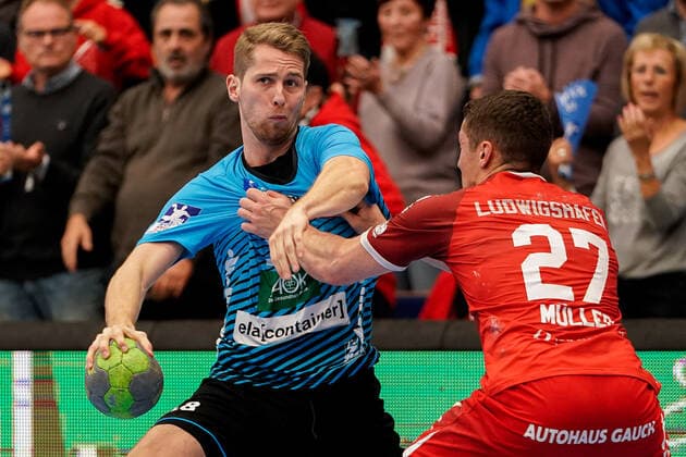 v.li.: Alex Terwolbeck (HSG Nordhorn, 18), Jerome Müller (Die Eulen, 27), Zweikampf, Spielszene, Duell, duel, tackle, tackling, Dynamik, Action, Aktion, 17.11.2019, Ludwigshafen am Rhein (Deutschland), Handball, Bundesliga, TSG Ludwigshafen-Friesenheim (Die Eulen) - HSG Nordhorn-Lingen