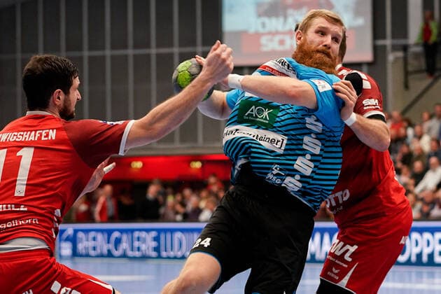 v.li.: Jonathan Scholz (Die Eulen, 11), Anton Prakapenia (HSG Nordhorn, 24), Kai Dippe (Die Eulen, 43), Zweikampf, Spielszene, Duell, duel, tackle, tackling, Dynamik, Action, Aktion, 17.11.2019, Ludwigshafen am Rhein (Deutschland), Handball, Bundesliga, TSG Ludwigshafen-Friesenheim (Die Eulen) - HSG Nordhorn-Lingen, DFB DFL REGULATIONS PROHIBIT ANY USE OF PHOTOGRAPHS AS IMAGE SEQUENCES AND OR QUASI-VIDEO.